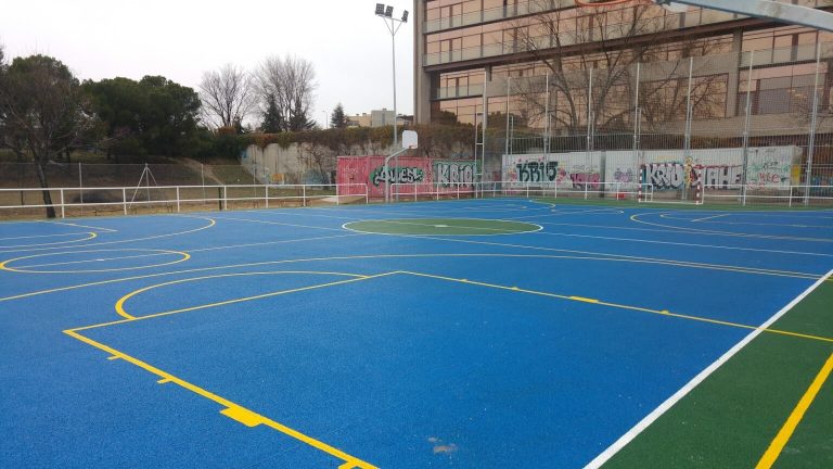 Pista multiusos de la instalación deportiva del barrio del Aeropuerto