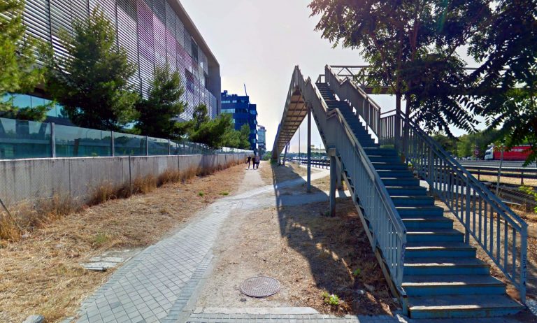 Acceso a la parada de autobuses interurbanos del barrio del Aeropuerto