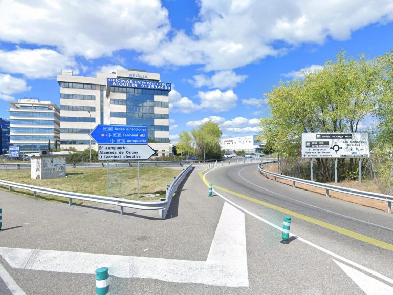 Acceso al barrio del Aeropuerto desde la A-2