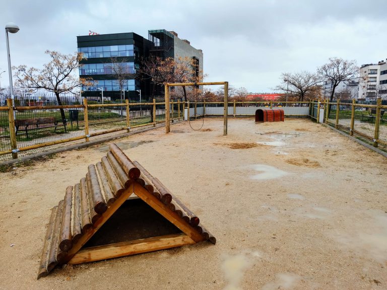 Área canina instalada en el Ensanche de Barajas
