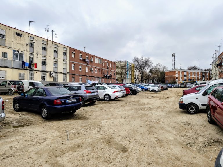 Aparcamiento ilegal en el "barrizal" del barrio del Aeropuerto