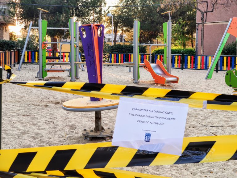 Parque infantil precintado debido a la epidemia de coronavirus