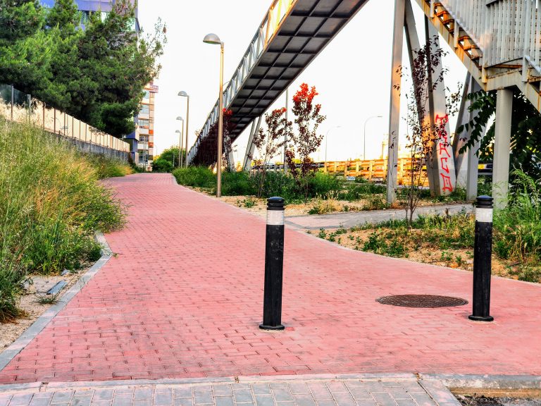 Acera hasta la parada de autobuses interurbanos