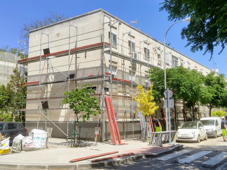 Obras en un edificio del barrio del Aeropuerto