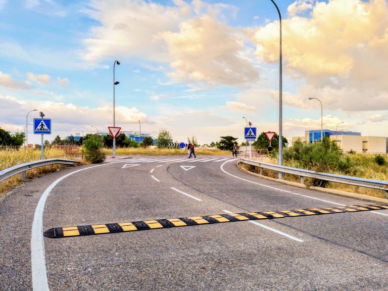 Paso de peatones en el acceso a la M-22