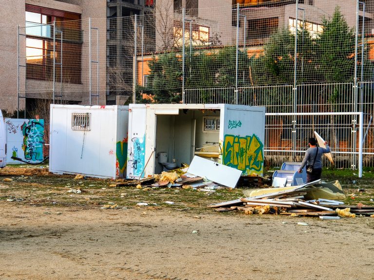 Demolición de los vestuarios de la instalación deportiva del barrio del Aeropuerto