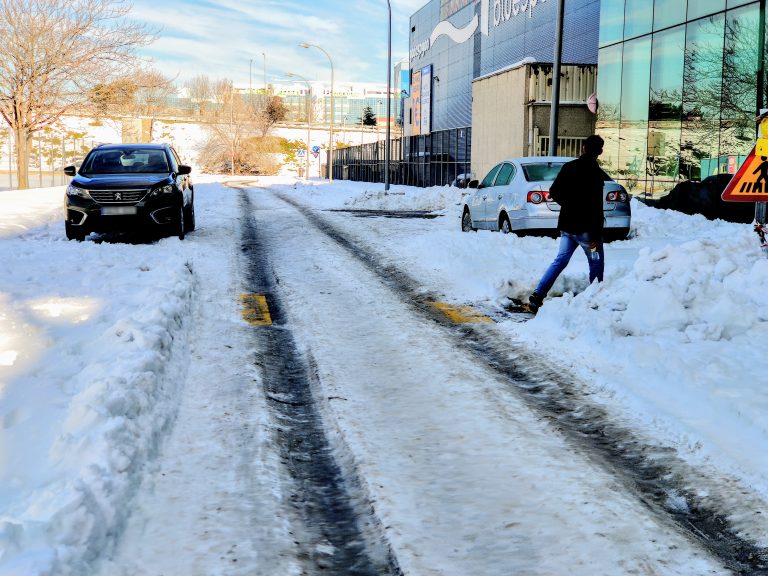 La calle Trespaderne cubierta de grandes plazas de hielo