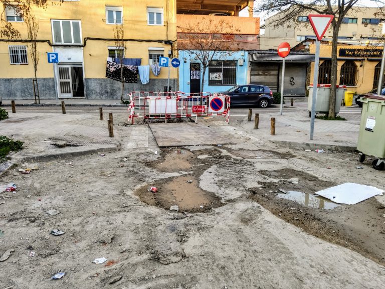 Acceso al barrizal situado en la calle Pradoluengo