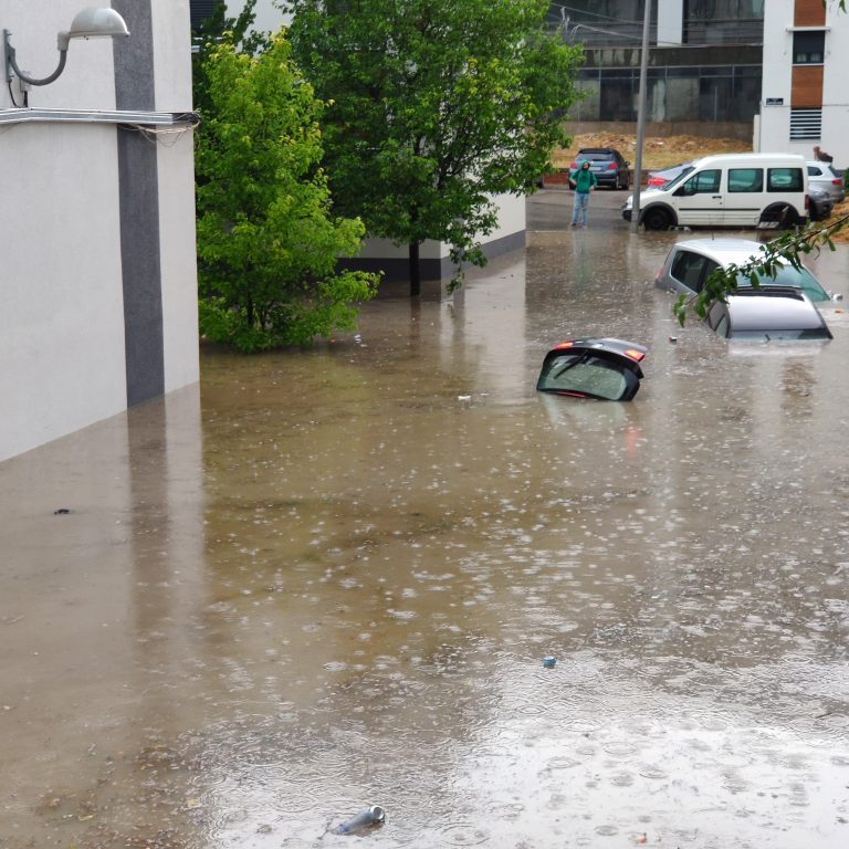 Inundación en el entorno de la calle Trespaderne